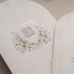 Oval Kesimli Çiçekli Monogram Detaylı Düğün Davetiyesi