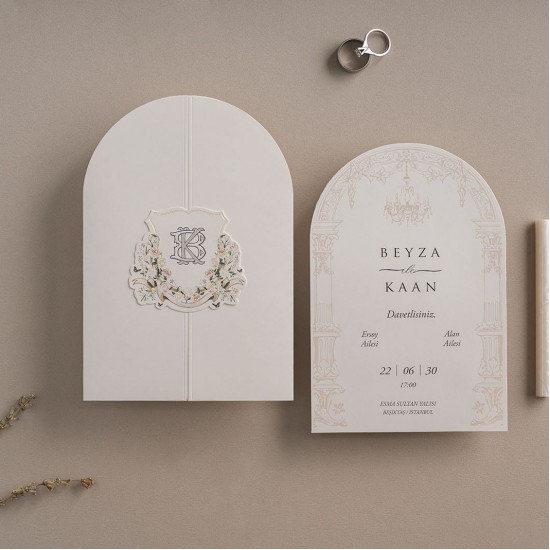 Oval Kesimli Çiçekli Monogram Detaylı Düğün Davetiyesi